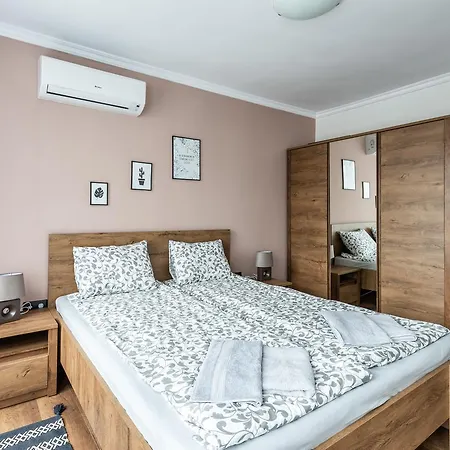Dinevi Lazur Apartmán *